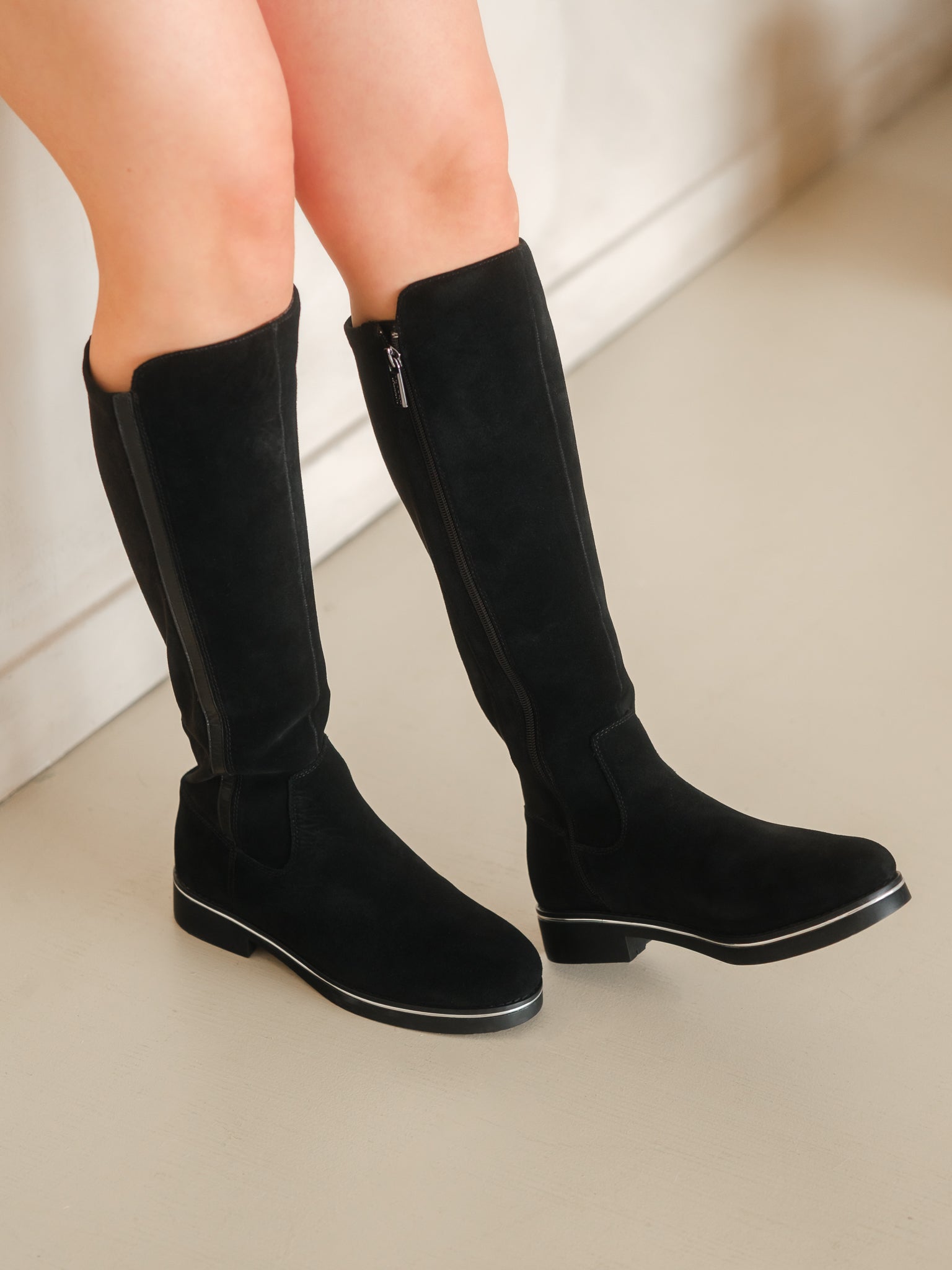 PINA25 - Black Suede