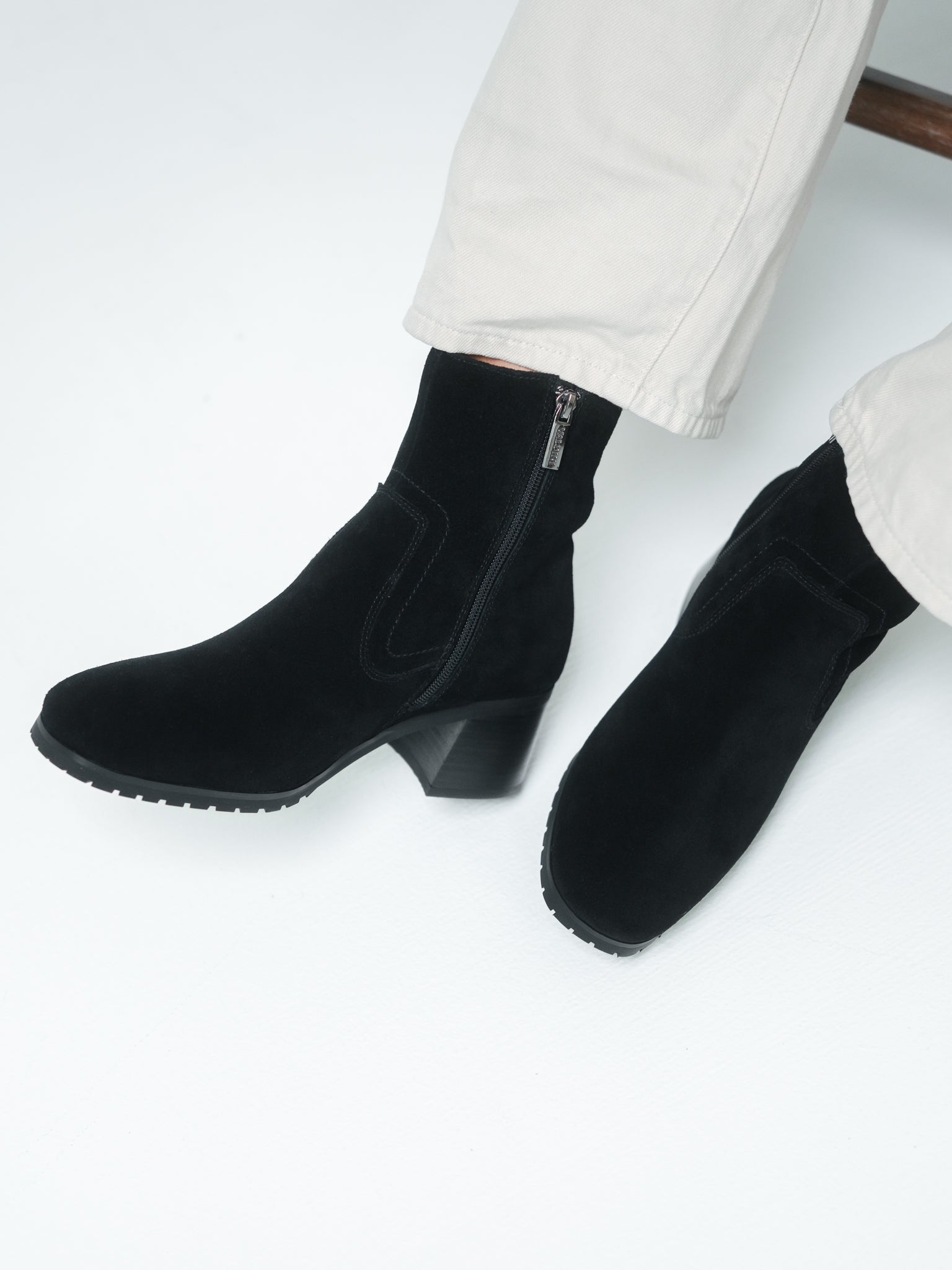 BEAU25 - Black Suede